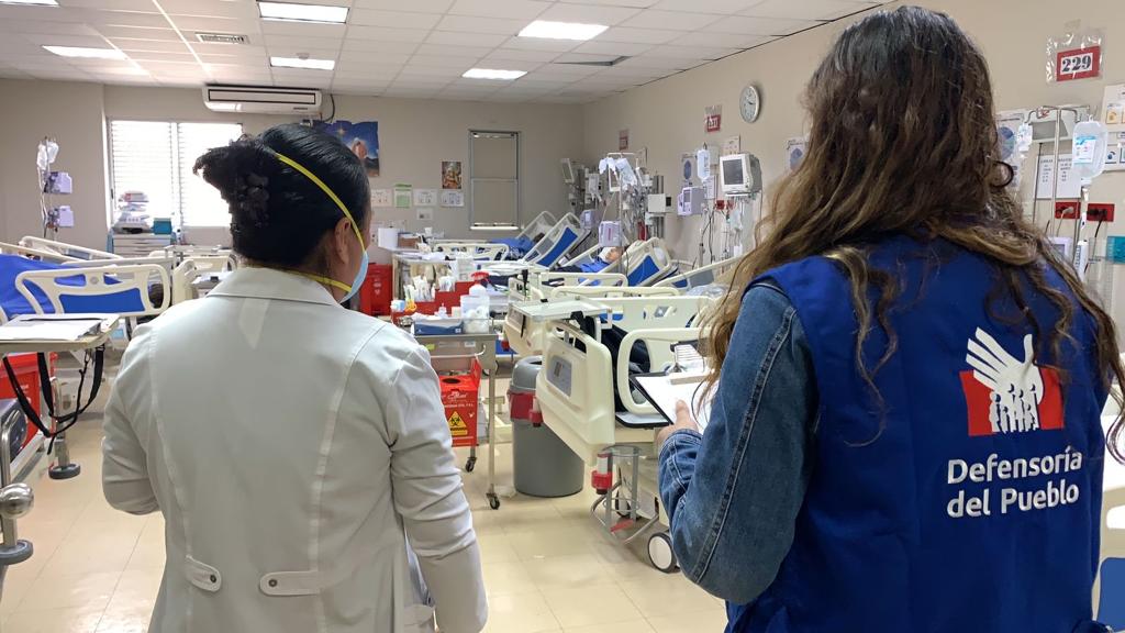 Representante de la Defensoría del Pueblo supervisando atención en salud en hospital