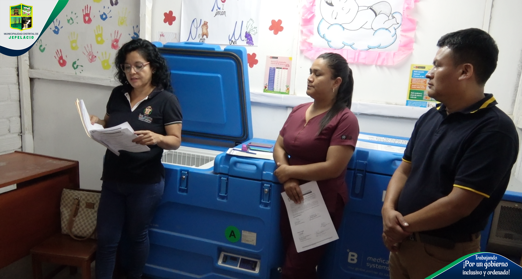 El área técnica de OGESS Alto Mayo y la DRESA en compañía del alcalde distrital de Jepelacio y la Gerencia de Desarrollo Social, realizaron la evaluación del establecimiento para ver pertinencia si ya procede para la categoría del establecimiento, oh en todo caso si hay observaciones todavía levantar y darles el plazo correspondiente de 90 días hábiles para poder subsanar y puedan hacer nuevamente su visita y poder dar el acta para su respectiva categoría tal como corresponde.
Se hizo un recorrido para ver en qué condiciones se encuentra dicho establecimiento, y dando como resultado que aún todavía faltan algunos equipos en las diferentes áreas:
OBSTETRIZ: martillo de reflejos, mesa de metal para uso múltiples, techo metálico de 4 ganchos para pared, una porta balde de acero inoxidable rodable, reloj de pared, silla para paciente de ruedas de acero inoxidable.
TÓPICO DE EMERGENCIAS: falta una lava manos.
DESINFECCIÓN Y ESTERIZACIÓN DE INSTRUMENTAL: mejorar el flujo unidireccional para lavar, secar, esterilizar y almacenar.
Dando un plazo de 90 días hábiles para la subsanación. Y luego realizar la nueva visita para su respectiva categorización.
Por su parte, la autoridad edil dijo, nos hemos puesto a la orden de llegar y estar presente en el Centro Poblado de Potrerillo para conocer lo que la población quiere, es un servicio de calidad, nosotros como nueva gestión estamos con todo el compromiso de trabajar de manera articulada, también estamos atendiendo a cinco botiquines con equipamiento y personal tratando de dar una buena atención a nuestra población en el sector salud.