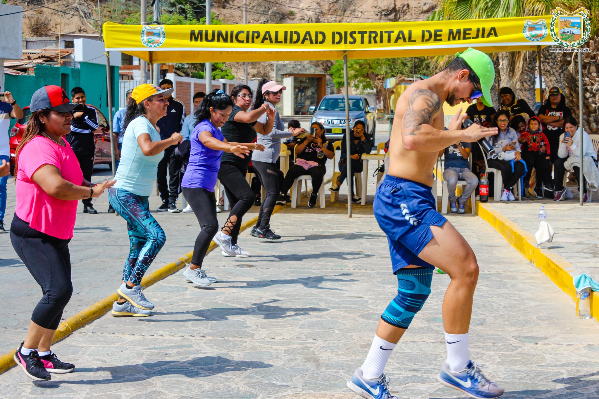I Danzatón “Mejía se mueve contigo” que se desarrolló con éxito en la Laguna Centenario donde se presentaron los instructores de baile; Andrés Centeno, Fernando Vergaray y Nashira Arias.