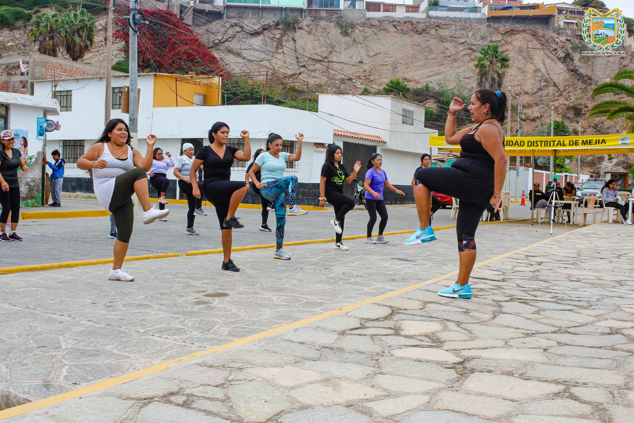 I Danzatón “Mejía se mueve contigo” que se desarrolló con éxito en la Laguna Centenario donde se presentaron los instructores de baile; Andrés Centeno, Fernando Vergaray y Nashira Arias.