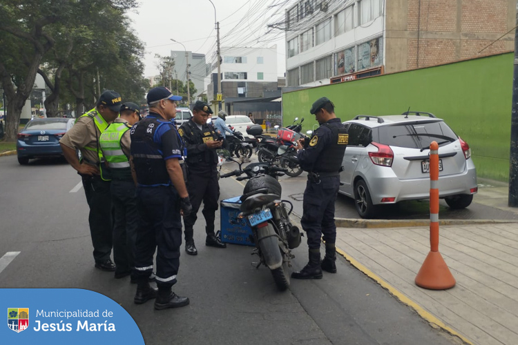 Con el objetivo de detectar adulteraciones o modificaciones que puedan significar presuntos delitos de robo o receptación de vehículos y autopartes se realizó un 🕵️🚓 megaoperativo en las principales avenidas del distrito.