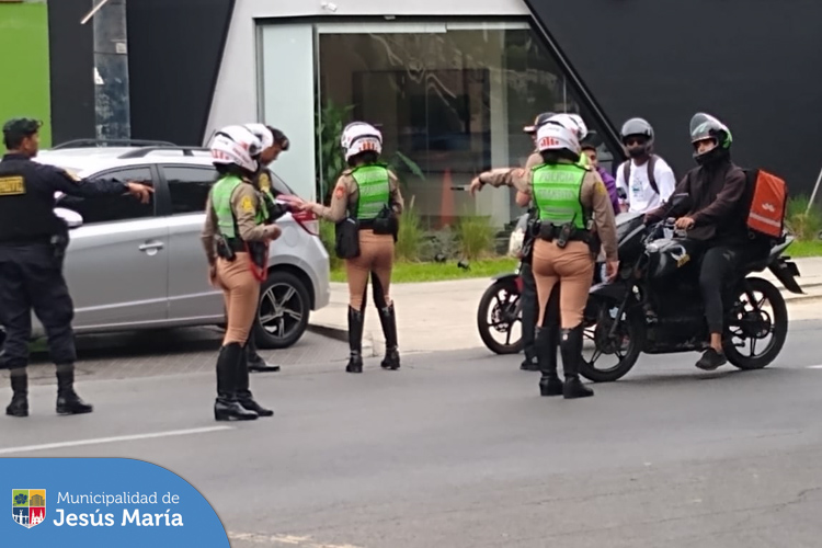 Con el objetivo de detectar adulteraciones o modificaciones que puedan significar presuntos delitos de robo o receptación de vehículos y autopartes se realizó un 🕵️🚓 megaoperativo en las principales avenidas del distrito.