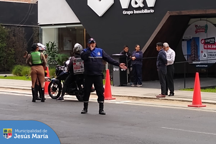 Con el objetivo de detectar adulteraciones o modificaciones que puedan significar presuntos delitos de robo o receptación de vehículos y autopartes se realizó un 🕵️🚓 megaoperativo en las principales avenidas del distrito.