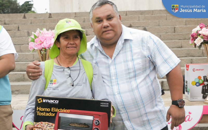 Ellas participaron de sorteos especiales y recibieron bellos regalos 🎁 de las manos de nuestro alcalde, Jesús Gálvez Olivares.
👏 ¡Gracias a todas ellas por su destacada labor en nuestro distrito!