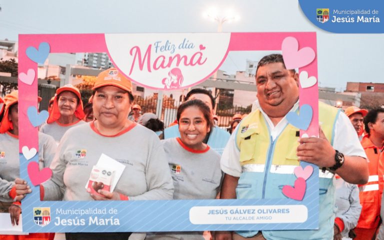 Ellas participaron de sorteos especiales y recibieron bellos regalos 🎁 de las manos de nuestro alcalde, Jesús Gálvez Olivares.
👏 ¡Gracias a todas ellas por su destacada labor en nuestro distrito!