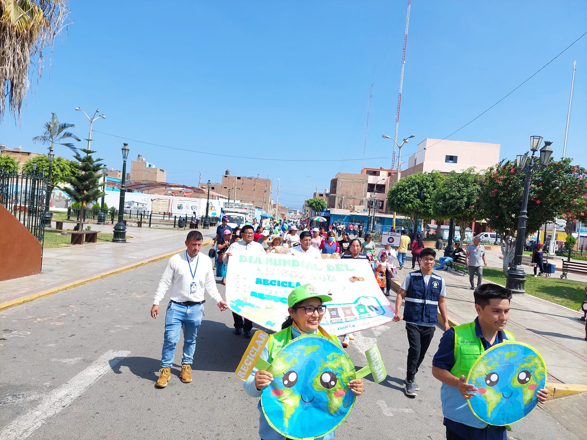 MUNICIPALIDAD DE HUAURA REALIZA PASACALLE EN EL "DÍA INTERNACIONAL DEL RECICLAJE" #17deMayo