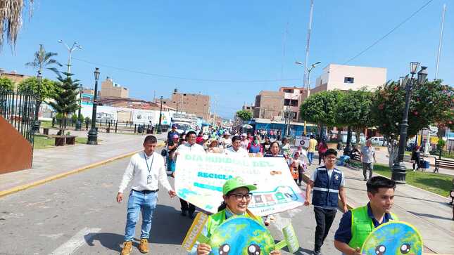 MUNICIPALIDAD DE HUAURA REALIZA PASACALLE EN EL "DÍA INTERNACIONAL DEL RECICLAJE" #17deMayo
