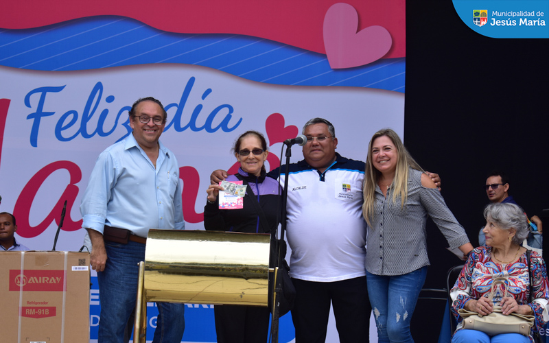 🙌 Engreimos a todas las mamitas del distrito en la Concha Acústica del Campo de Marte. Ellas gozaron de un 💃 show artístico y 🎶 música en vivo, spa, 💆♀️ masajes, premios, sorteos y muchas sorpresas 🎀.