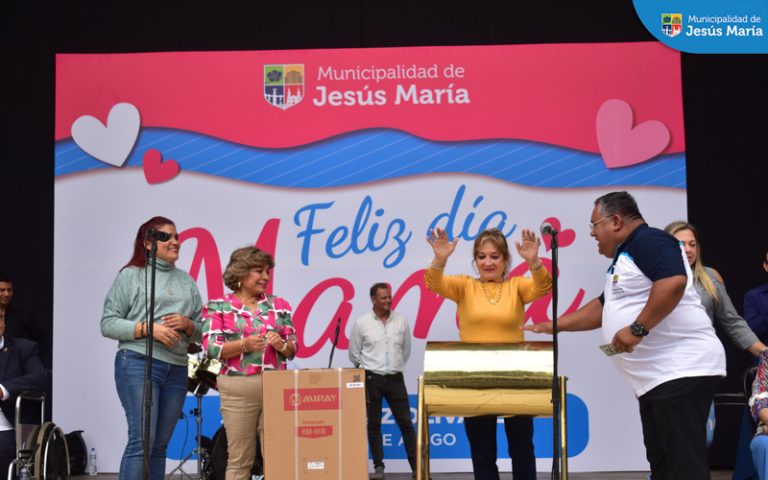🙌 Engreimos a todas las mamitas del distrito en la Concha Acústica del Campo de Marte. Ellas gozaron de un 💃 show artístico y 🎶 música en vivo, spa, 💆♀️ masajes, premios, sorteos y muchas sorpresas 🎀.