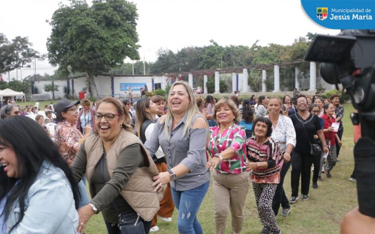 🙌 Engreimos a todas las mamitas del distrito en la Concha Acústica del Campo de Marte. Ellas gozaron de un 💃 show artístico y 🎶 música en vivo, spa, 💆♀️ masajes, premios, sorteos y muchas sorpresas 🎀.