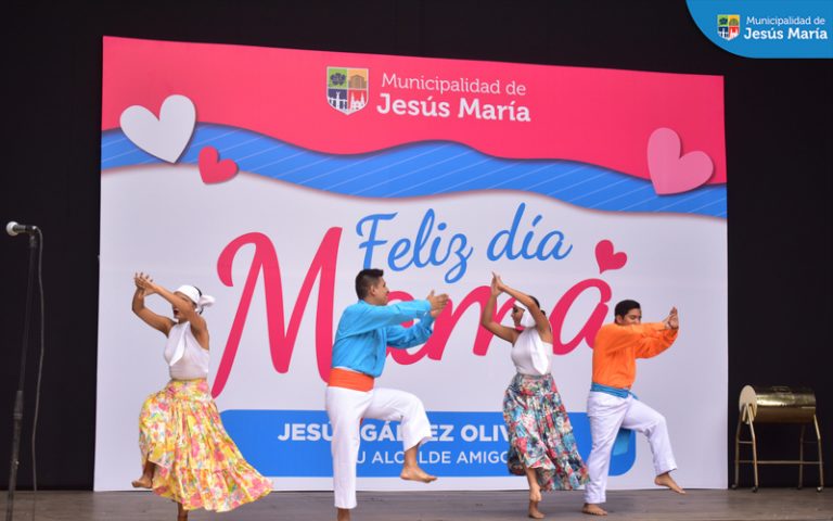 🙌 Engreimos a todas las mamitas del distrito en la Concha Acústica del Campo de Marte. Ellas gozaron de un 💃 show artístico y 🎶 música en vivo, spa, 💆♀️ masajes, premios, sorteos y muchas sorpresas 🎀.