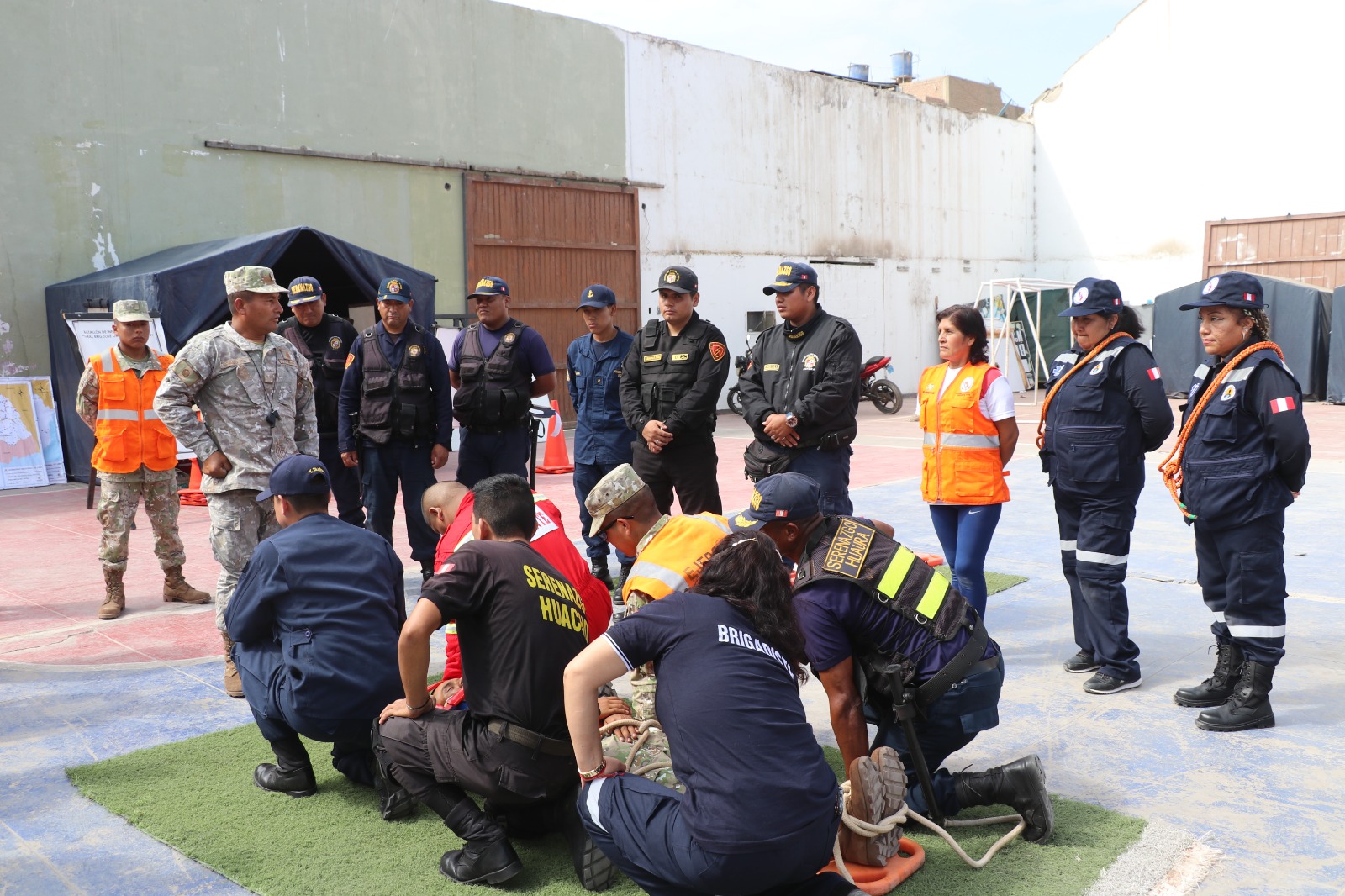 AGENTES DE SERENAZGO Y PERSONAL DE DEFENSA CIVIL DE LA MUNICIPALIDAD DE HUAURA SON CAPACITADOS POR EL EJERCITO DEL PERÚ