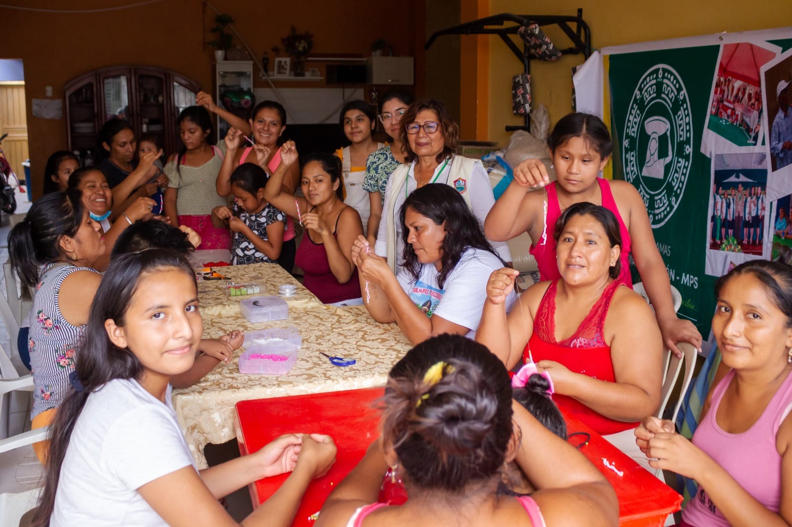 COMITÉ DE DAMAS CAPULLANAS EN ACCIÓN – MPS CONTINÚA CON EL TALLER DE BISUTERÍA FINA EN URBANIZACIÓN POPULAR LOS OLIVOS