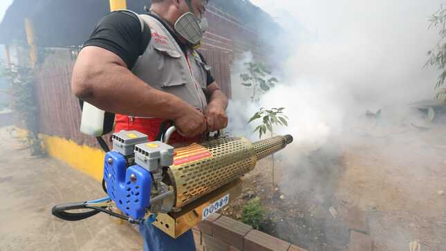 Juntos Frenamos al Dengue: Municipalidad de SJL fumiga las zonas más vulnerables del distrito