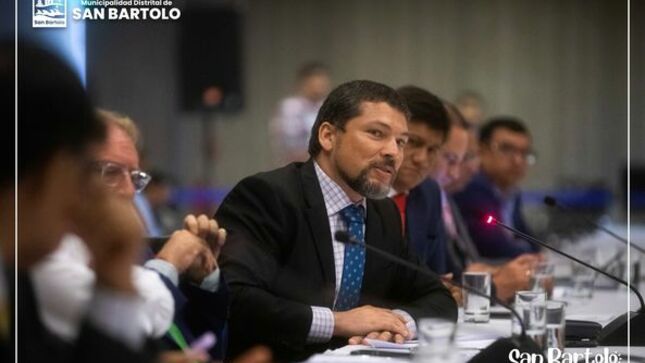 Nuestro Alcalde, August Carbajal, participó activamente en una mesa de trabajo con la Presidenta Dina Boluarte¡𝗖𝗼𝗻 𝗣𝘂𝗻𝗰𝗵𝗲 𝗟𝗶𝗺𝗮 𝗠𝗲𝘁𝗿𝗼𝗽𝗼𝗹𝗶𝘁𝗮𝗻𝗮! 