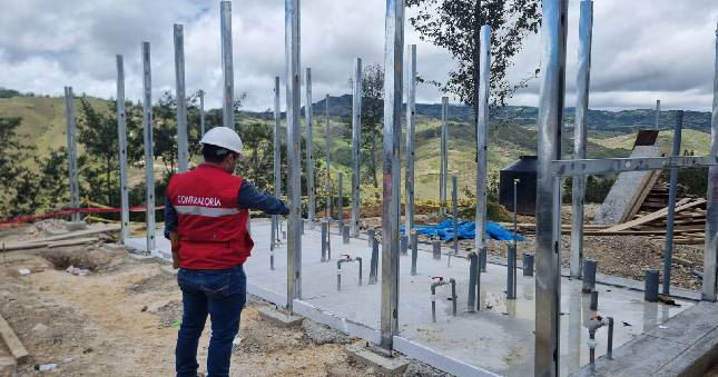 Contraloría alerta riesgos de accidentes por deficiencias en señalización de seguridad en obra educativa de Tacabamba