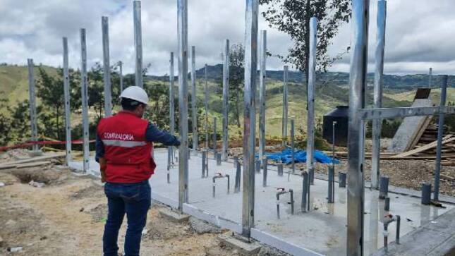Contraloría alerta riesgos de accidentes por deficiencias en señalización de seguridad en obra educativa de Tacabamba