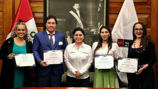 Ministra reconoce a artistas que prestaron sus voces para canción Chequéate Perú