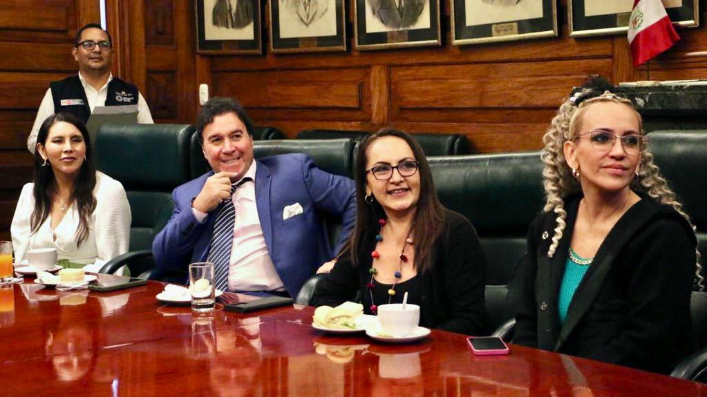 Ministra reconoce a artistas que prestaron sus voces para canción Chequéate Perú