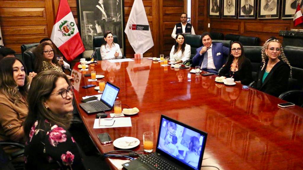 Ministra reconoce a artistas que prestaron sus voces para canción Chequéate Perú