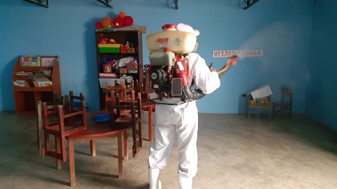 La fumigación busca eliminar al mosquito aedes aegypti, vector del dengue.