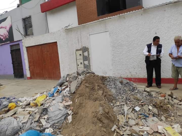 Acumular desmonte en el frontis de predios, contamina el medio ambiente y afectan las áreas verdes.