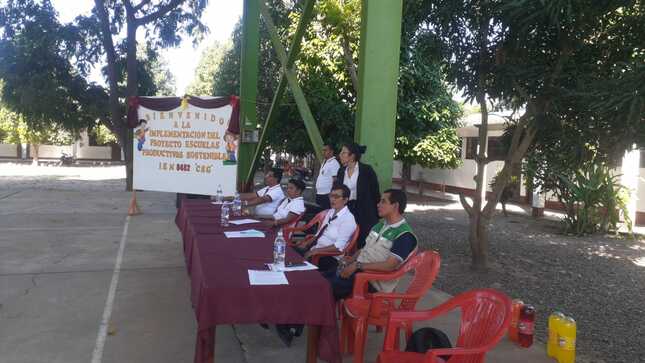 Reunión de coordinación para implementar proyecto productivo sostenible en institución educativa beneficiada.