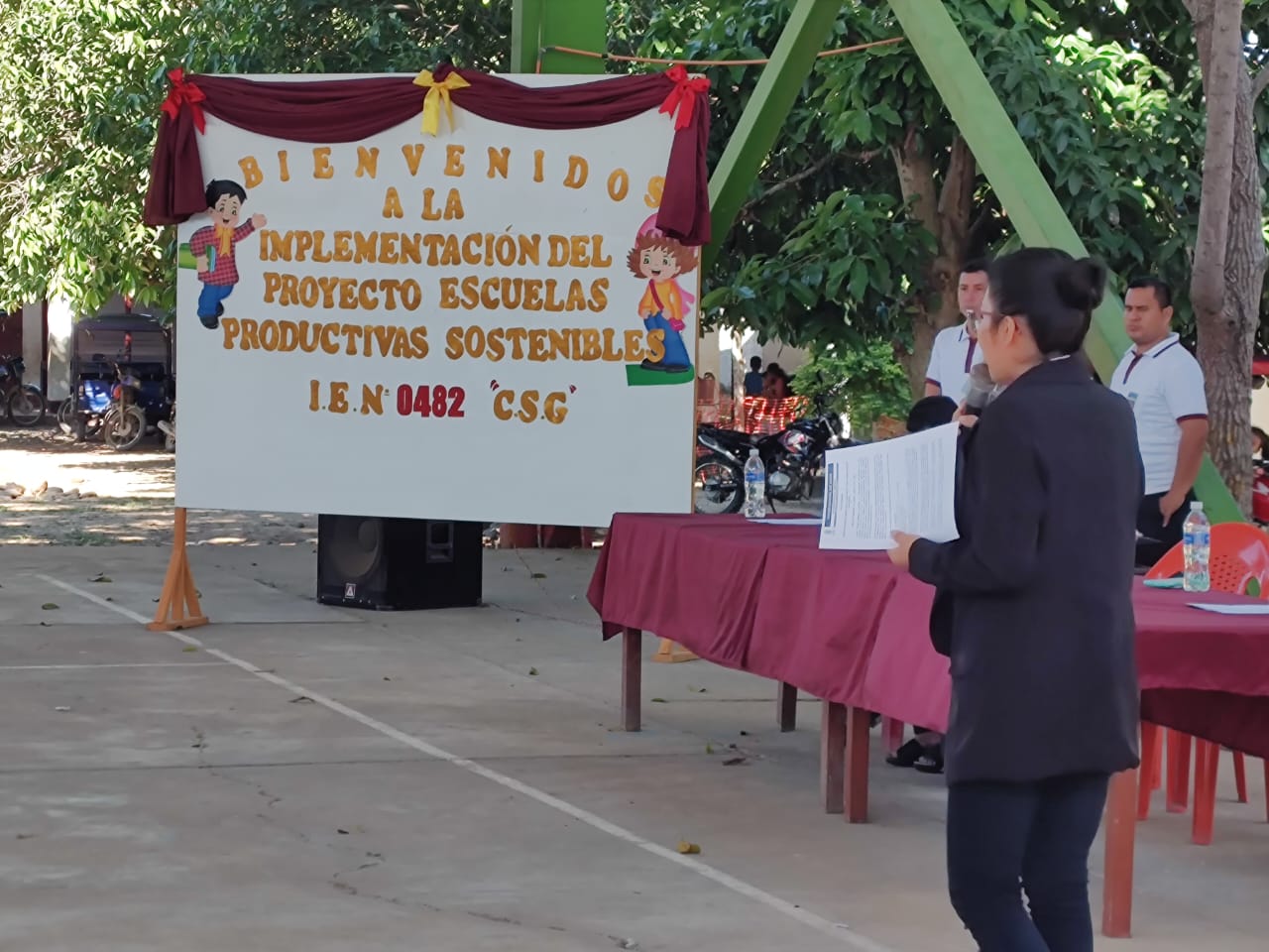 Representantes del proyecto exponiendo sobre el programa a instalar en el colegio.