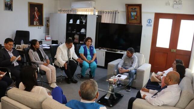 La autoridad provincial, John Larry Coayla, recibió al Director de la Red Asistencial de EsSalud de Moquegua, Dr. César Napa Valle, representantes del sector salud y a la alcaldesa del Centro Poblado de Chen Chen, Jakelin Ninaraqui; a fin de coordinar una ágil solución a la entrega de los terrenos del ex terminal de Chen Chen para la construcción de un moderno hospital en nuestra ciudad.