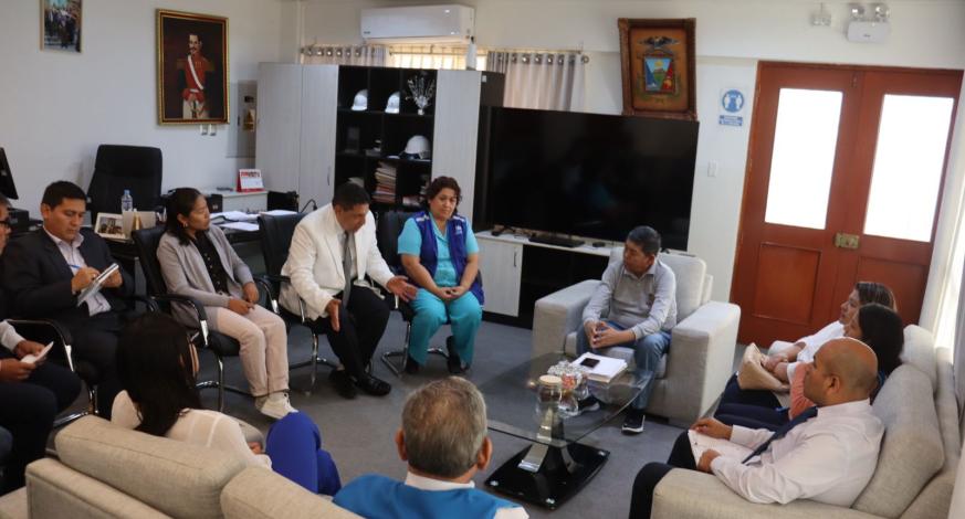 La autoridad provincial, John Larry Coayla, recibió al Director de la Red Asistencial de EsSalud de Moquegua, Dr. César Napa Valle, representantes del sector salud y a la alcaldesa del Centro Poblado de Chen Chen, Jakelin Ninaraqui; a fin de coordinar una ágil solución a la entrega de los terrenos del ex terminal de Chen Chen para la construcción de un moderno hospital en nuestra ciudad.