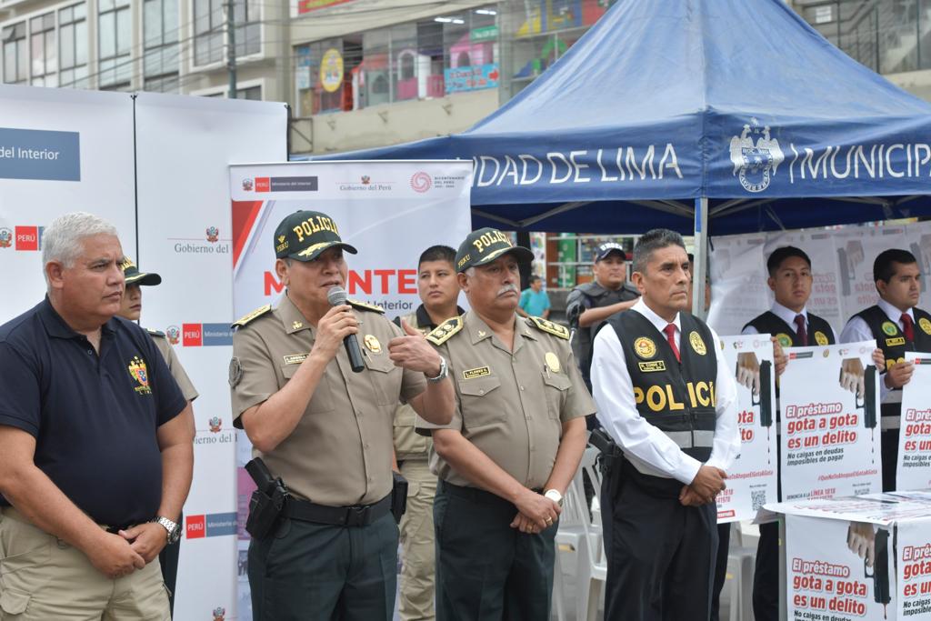 Con el propósito de evitar que más personas sean víctimas de extorsiones y amenazas por parte de las mafias dedicadas a los préstamos “gota a gota”, el Ministerio del Interior, la Policía Nacional del Perú y la Municipalidad Metropolitana de Lima sumaron esfuerzos y fortalecieron una alianza estratégica para luchar contra este delito en las zonas comerciales del Centro de Lima.
En la presentación de esta estrategia sectorial contra la criminalidad, que se realizó en la zona del Mercado Central, participaron el comandante general de la Policía Nacional, General de Policía Jorge Angulo, junto al jefe de la División de Investigación Criminal, General PNP Luis Flores, y el gerente de Seguridad Ciudadana de la Municipalidad Metropolitana de Lima (MML), Abdul Miranda.
El general Jorge Angulo resaltó la importancia de implementar este tipo de estrategias para combatir los delitos extorsivos. “Como autoridades, estamos en la obligación y el deber de sensibilizar y advertir a nuestros ciudadanos sobre las implicancias negativas a las que puede llevar esta modalidad de préstamos gota a gota”, indicó.
Resultados positivos de la campaña
La autoridad policial precisó que desde la puesta en marcha de la campaña del Mininter “El préstamo gota a gota es un delito”, la PNP logró desarticular 13 bandas delictivas y capturar 62 personas relacionadas a esta actividad, en su mayoría ciudadanos extranjeros.
También se incautaron seis armas de fuego, tres granadas de guerra y en las líneas telefónicas de la PNP se han recibido 62 denuncias, mientras que a través de la línea 1818 del Ministerio del Interior se han recibido 200 llamadas denunciando este delito.
“Estamos respondiendo contundentemente a esta modalidad delictiva y dando golpes permanentes a las bandas dedicadas a este ilícito, con el único propósito de la defensa y tranquilidad de nuestros ciudadanos. Esa es nuestra prioridad”, remarcó.