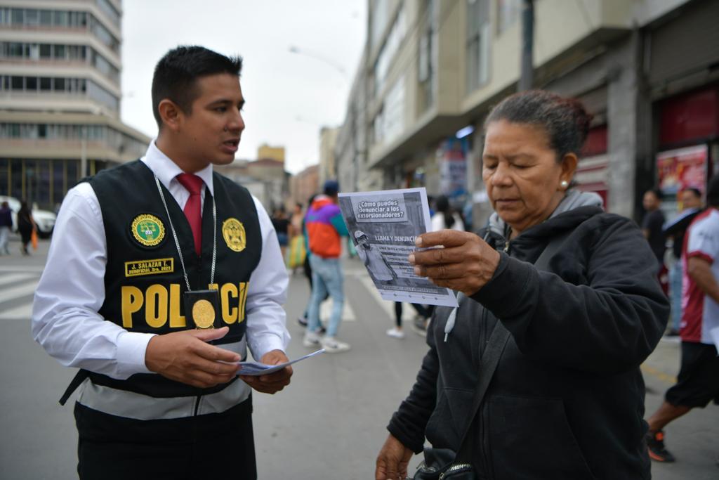 Con el propósito de evitar que más personas sean víctimas de extorsiones y amenazas por parte de las mafias dedicadas a los préstamos “gota a gota”, el Ministerio del Interior, la Policía Nacional del Perú y la Municipalidad Metropolitana de Lima sumaron esfuerzos y fortalecieron una alianza estratégica para luchar contra este delito en las zonas comerciales del Centro de Lima.
En la presentación de esta estrategia sectorial contra la criminalidad, que se realizó en la zona del Mercado Central, participaron el comandante general de la Policía Nacional, General de Policía Jorge Angulo, junto al jefe de la División de Investigación Criminal, General PNP Luis Flores, y el gerente de Seguridad Ciudadana de la Municipalidad Metropolitana de Lima (MML), Abdul Miranda.
El general Jorge Angulo resaltó la importancia de implementar este tipo de estrategias para combatir los delitos extorsivos. “Como autoridades, estamos en la obligación y el deber de sensibilizar y advertir a nuestros ciudadanos sobre las implicancias negativas a las que puede llevar esta modalidad de préstamos gota a gota”, indicó.
Resultados positivos de la campaña
La autoridad policial precisó que desde la puesta en marcha de la campaña del Mininter “El préstamo gota a gota es un delito”, la PNP logró desarticular 13 bandas delictivas y capturar 62 personas relacionadas a esta actividad, en su mayoría ciudadanos extranjeros.
También se incautaron seis armas de fuego, tres granadas de guerra y en las líneas telefónicas de la PNP se han recibido 62 denuncias, mientras que a través de la línea 1818 del Ministerio del Interior se han recibido 200 llamadas denunciando este delito.
“Estamos respondiendo contundentemente a esta modalidad delictiva y dando golpes permanentes a las bandas dedicadas a este ilícito, con el único propósito de la defensa y tranquilidad de nuestros ciudadanos. Esa es nuestra prioridad”, remarcó.