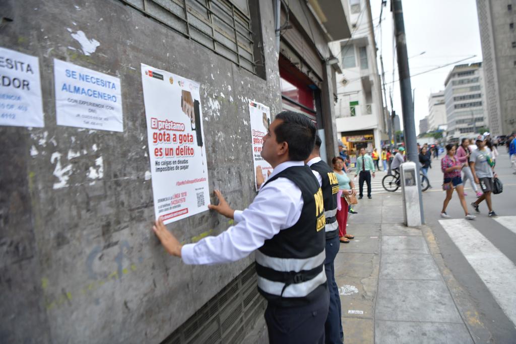 Con el propósito de evitar que más personas sean víctimas de extorsiones y amenazas por parte de las mafias dedicadas a los préstamos “gota a gota”, el Ministerio del Interior, la Policía Nacional del Perú y la Municipalidad Metropolitana de Lima sumaron esfuerzos y fortalecieron una alianza estratégica para luchar contra este delito en las zonas comerciales del Centro de Lima.
En la presentación de esta estrategia sectorial contra la criminalidad, que se realizó en la zona del Mercado Central, participaron el comandante general de la Policía Nacional, General de Policía Jorge Angulo, junto al jefe de la División de Investigación Criminal, General PNP Luis Flores, y el gerente de Seguridad Ciudadana de la Municipalidad Metropolitana de Lima (MML), Abdul Miranda.
El general Jorge Angulo resaltó la importancia de implementar este tipo de estrategias para combatir los delitos extorsivos. “Como autoridades, estamos en la obligación y el deber de sensibilizar y advertir a nuestros ciudadanos sobre las implicancias negativas a las que puede llevar esta modalidad de préstamos gota a gota”, indicó.
Resultados positivos de la campaña
La autoridad policial precisó que desde la puesta en marcha de la campaña del Mininter “El préstamo gota a gota es un delito”, la PNP logró desarticular 13 bandas delictivas y capturar 62 personas relacionadas a esta actividad, en su mayoría ciudadanos extranjeros.
También se incautaron seis armas de fuego, tres granadas de guerra y en las líneas telefónicas de la PNP se han recibido 62 denuncias, mientras que a través de la línea 1818 del Ministerio del Interior se han recibido 200 llamadas denunciando este delito.
“Estamos respondiendo contundentemente a esta modalidad delictiva y dando golpes permanentes a las bandas dedicadas a este ilícito, con el único propósito de la defensa y tranquilidad de nuestros ciudadanos. Esa es nuestra prioridad”, remarcó.