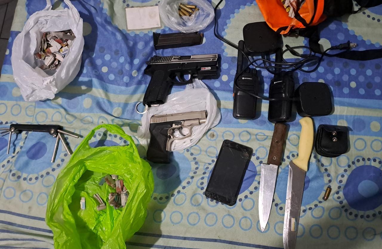 Agentes de Inteligencia de Dirincri capturaron in fraganti a dos ciudadanos extranjeros y un peruano. Se decomisaron dos armas de fuego.