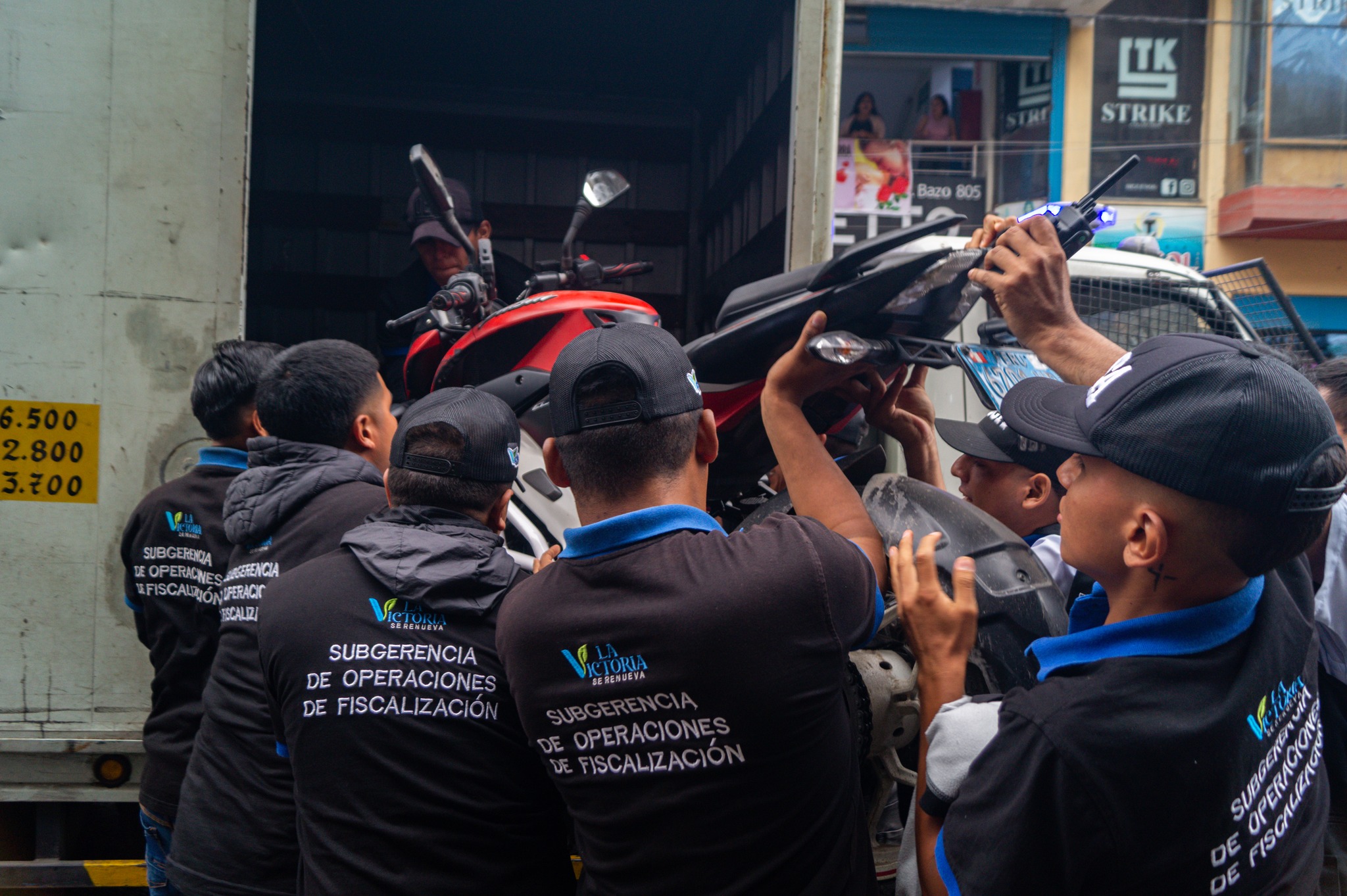 Retiran vehiculos motorizados y mercaderia de comercio informal de Gamarra
