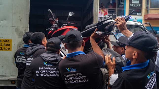 Retiran vehiculos motorizados y mercaderia de comercio informal de Gamarra