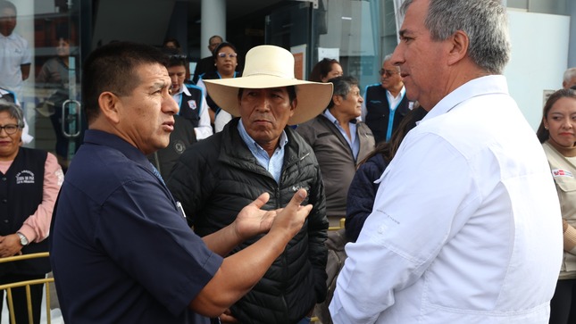 Foto de la visita del ministro de la producción y funcionarios públicos