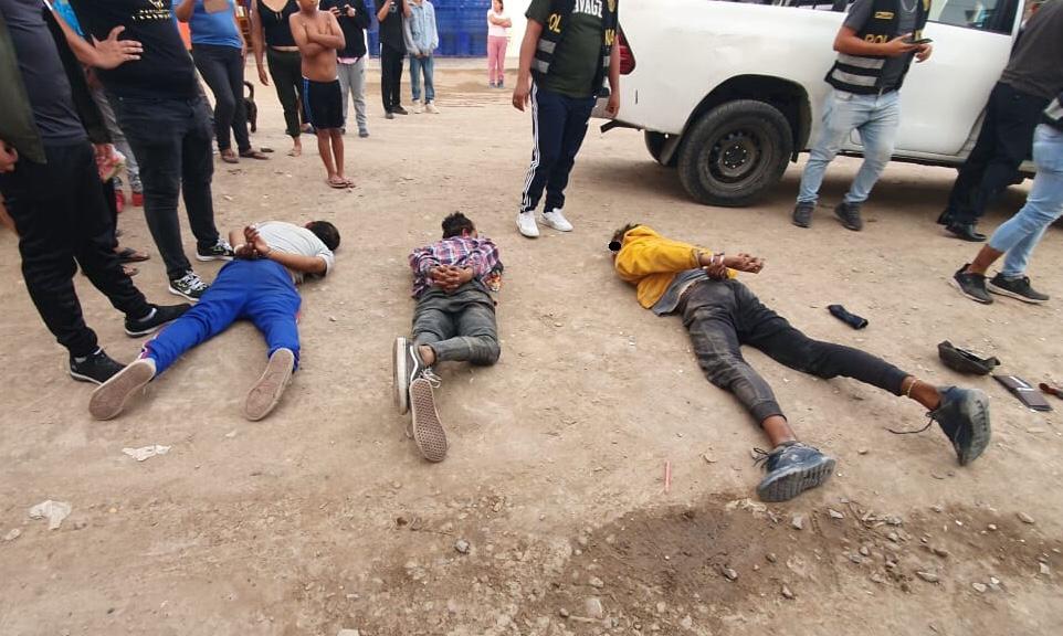 Agentes de Inteligencia de Dirincri capturaron in fraganti a dos ciudadanos extranjeros y un peruano. Se decomisaron dos armas de fuego.