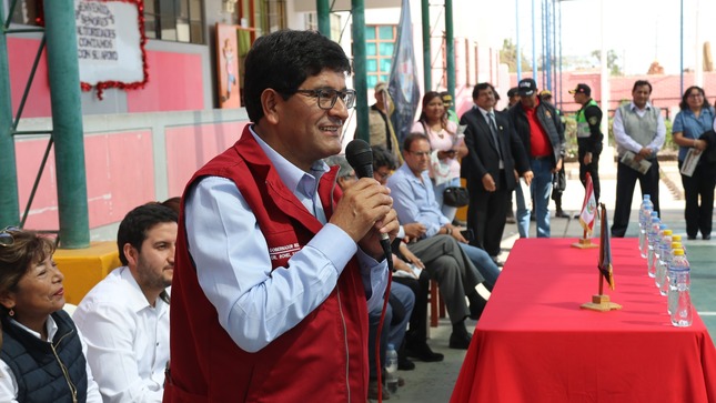 Foto de la visita del gobernador regional de Arequipa a la I.E. Miguel Grau