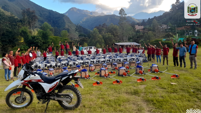  En una eufórica ceremonia de entrega de premios a favor de los agricultores tabaconenses por parte de AGROIDEAS, participó ayer el Ing. Eine Martínez, alcalde distrital de Tabaconas, junto al coordinador de la unidad regional de AGROIDEAS-Cajamraca, Ing. Gilberto Zavala Sierra.