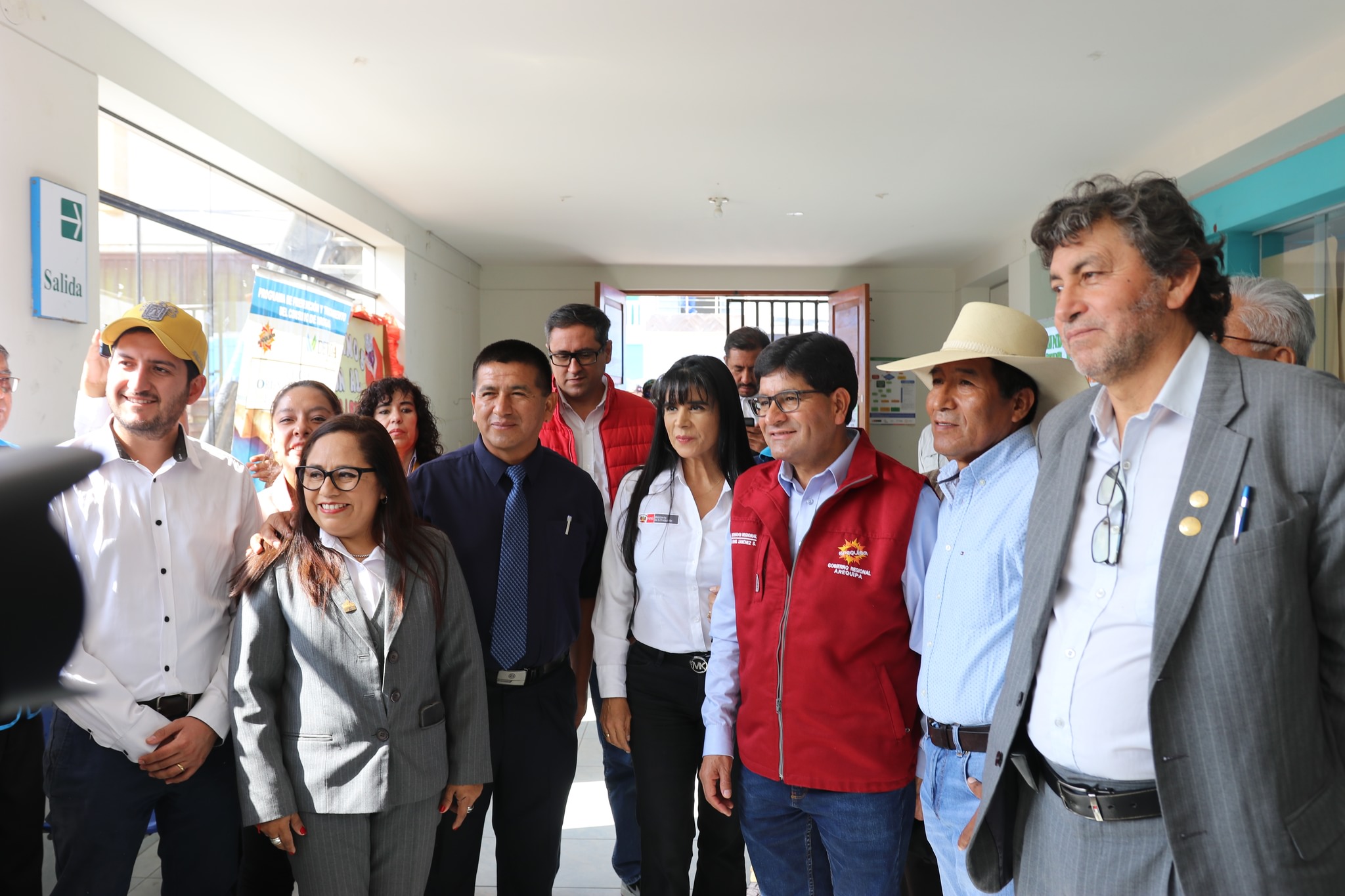 Fotos de la visita del gobernador regional de Arequipa al centro de salud Matarani