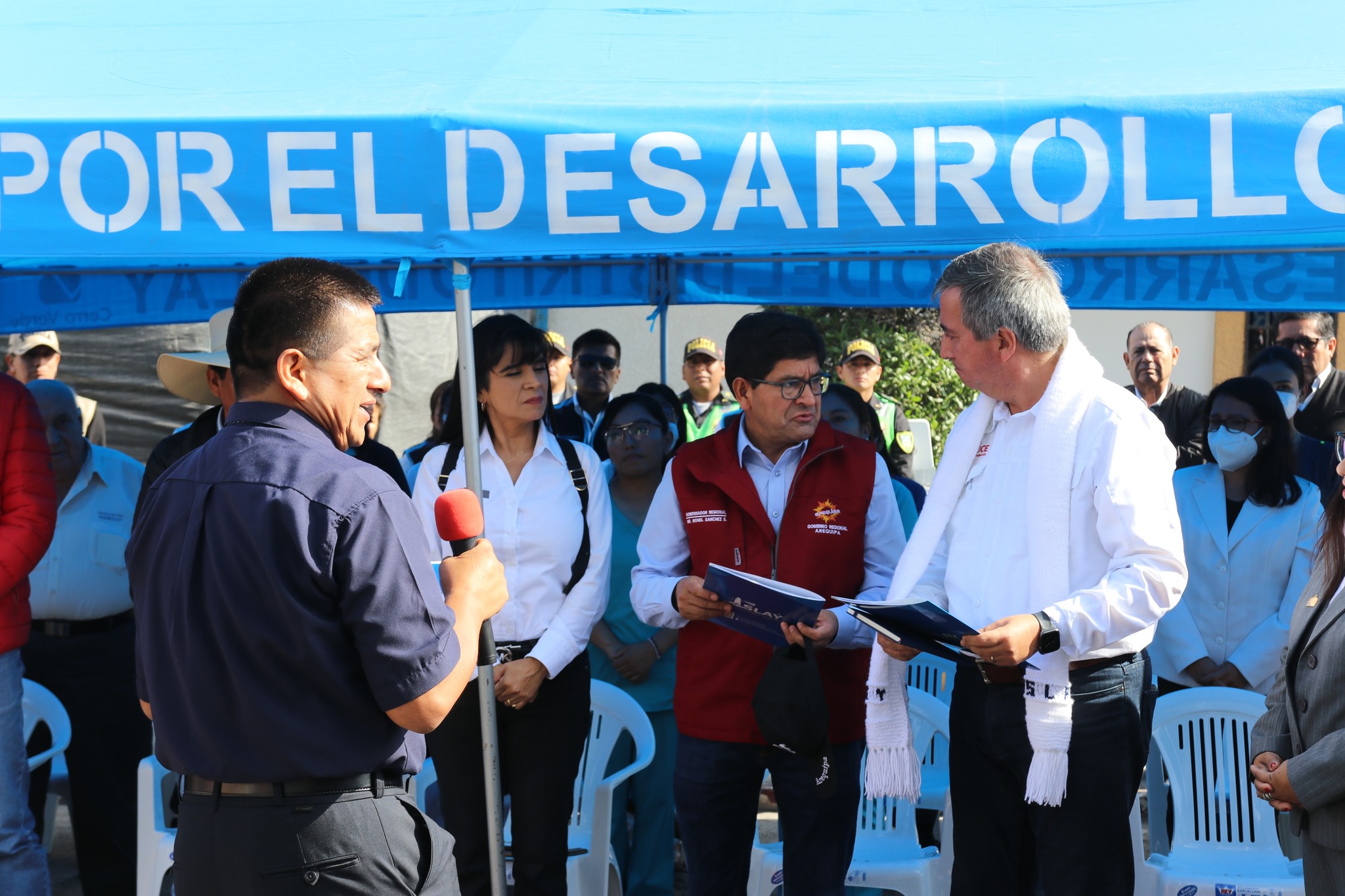 Fotos de la visita del gobernador regional de Arequipa al centro de salud Matarani