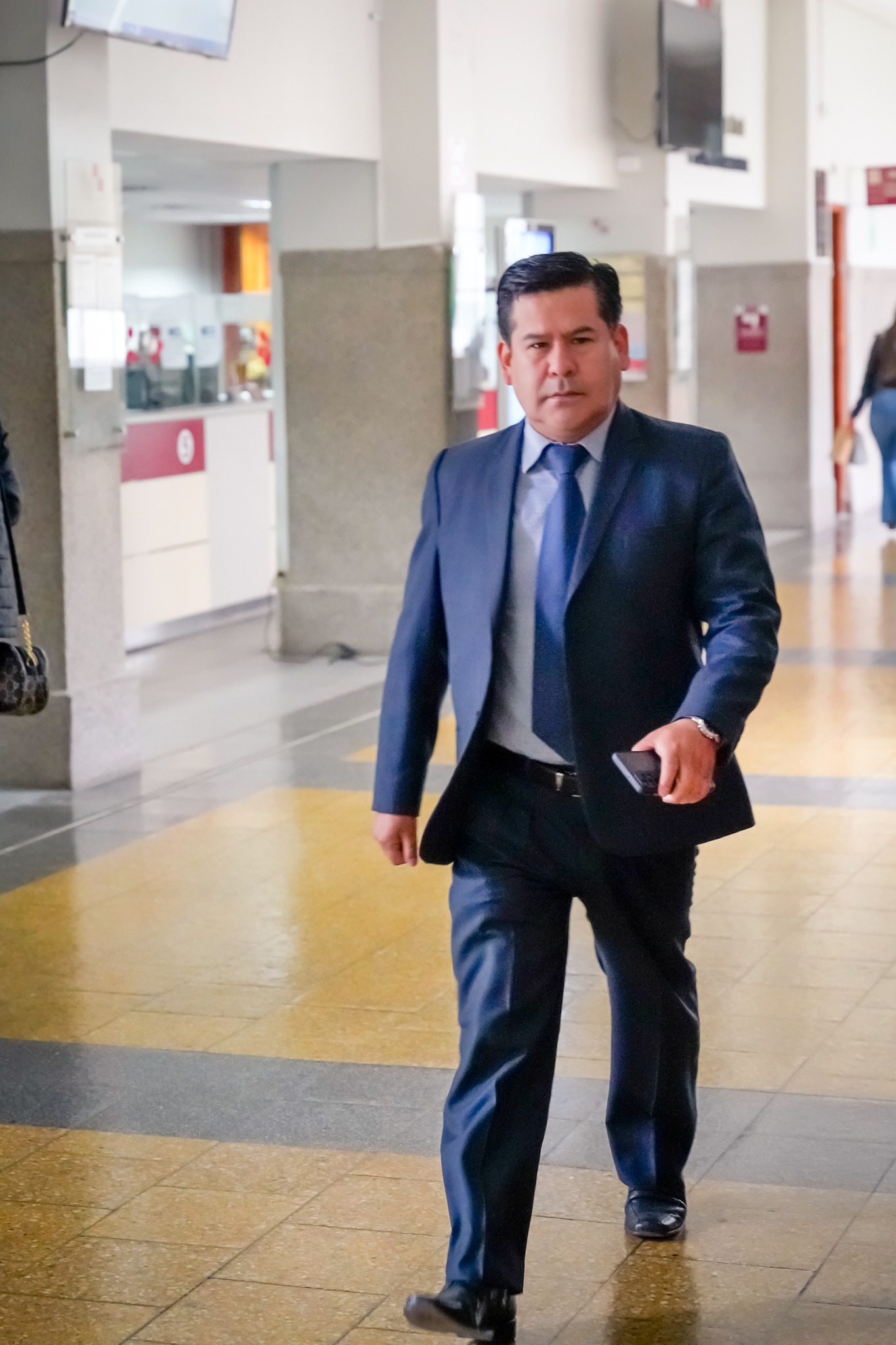 Magistrado Alex León Martínez ingresando a la Sede Judicial