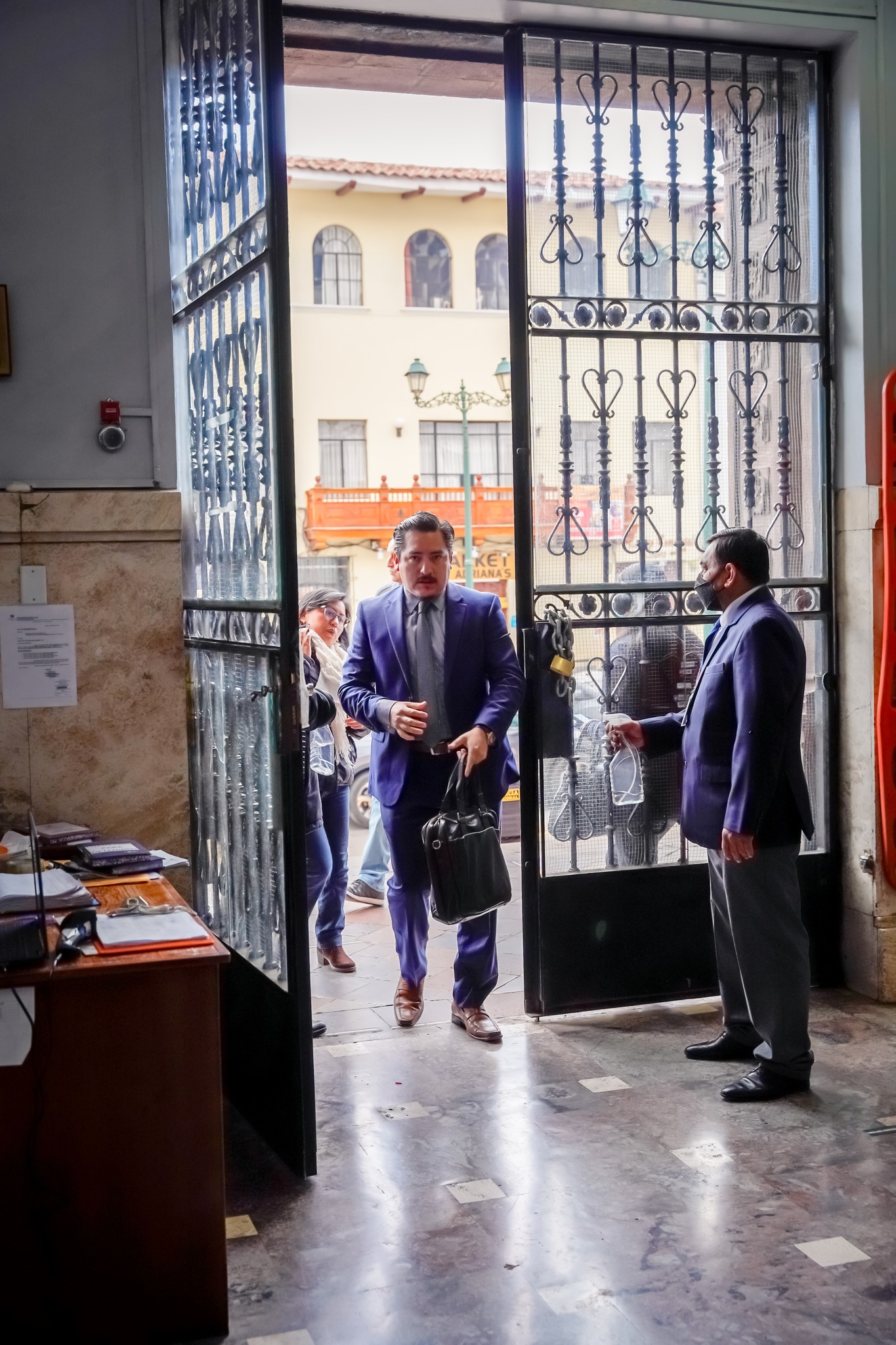 Trabajador ingresando a la Sede Judicial