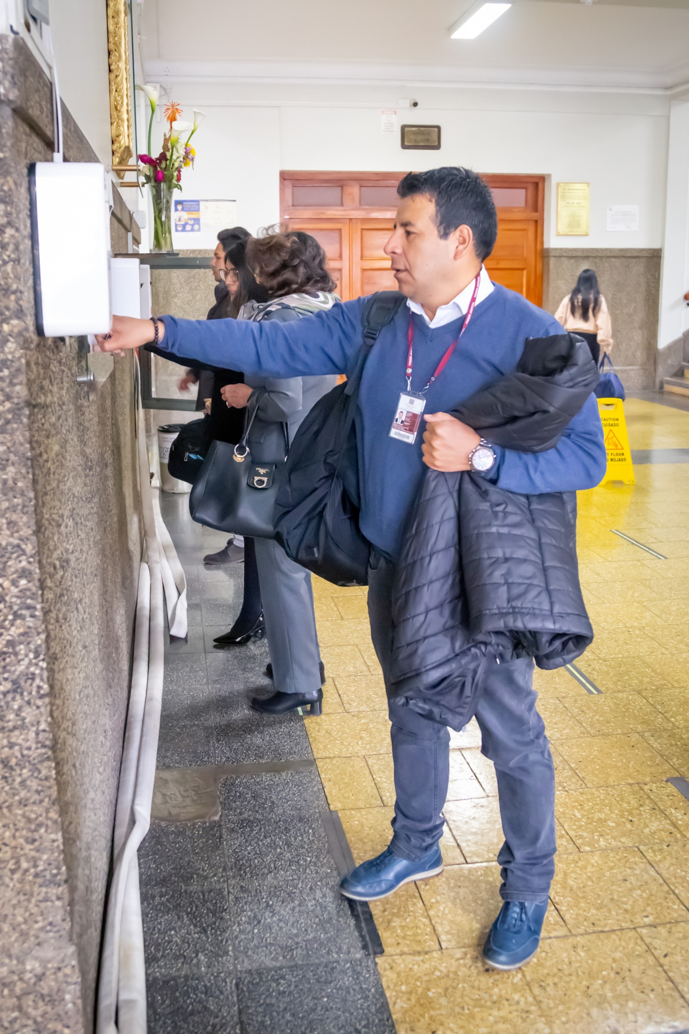 Trabajador registrado su ingreso en el biométrico