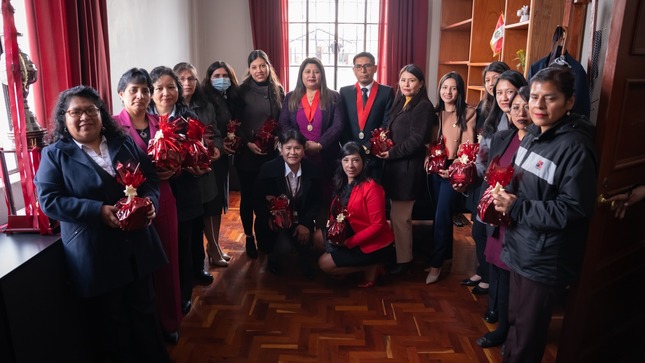 Presidenta de la Corte junto al Jefe de la Odecma y trabajadoras judiciales