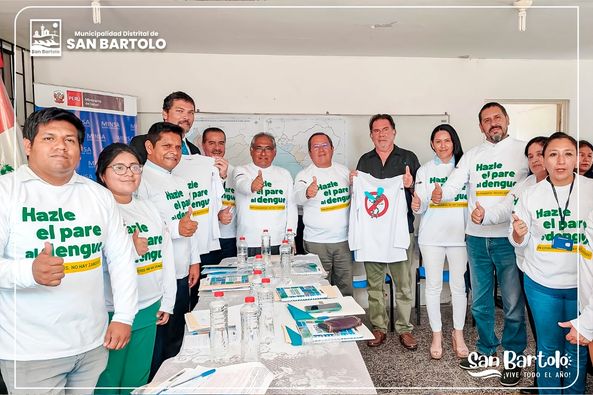 en conjunto con el director general de la Diris Lima Sur, el Dr. Mario M谩rquez Zorrilla, resaltando la importancia del trabajo en conjunto entre el Ministerio de Salud y los gobiernos locales para combatir el Dengue