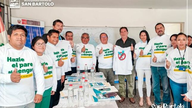 en conjunto con el director general de la Diris Lima Sur, el Dr. Mario Márquez Zorrilla, resaltando la importancia del trabajo en conjunto entre el Ministerio de Salud y los gobiernos locales para combatir el Dengue