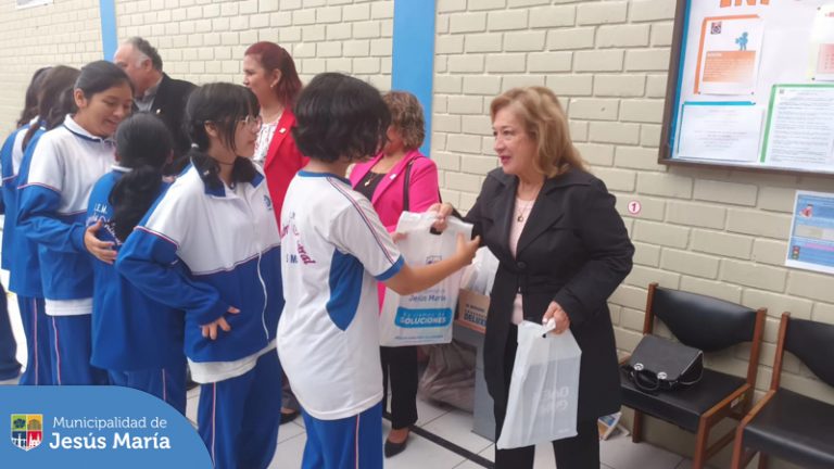 Las estudiantes 🎒 de secundaria del Colegio Gabriela Mistral, recibieron con mucho entusiasmo sus kits escolares.