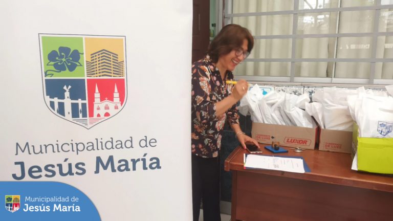 Las estudiantes 🎒 de secundaria del Colegio Gabriela Mistral, recibieron con mucho entusiasmo sus kits escolares.
